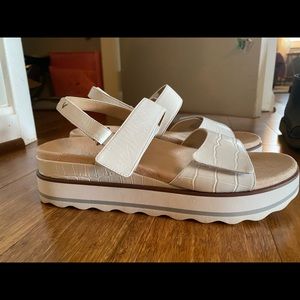 Vionic croc print white sandals sz 9.5